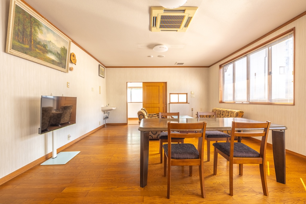 Kominka Hideaway Nikkoは日光駅からのアクセスが良好で日光東照宮も徒歩8分です。一軒家貸切の宿として住宅宿泊事業での運営になります。最大13名様まで大人数にも対応しており家族連れやグループのご利用を想定して設計されています。