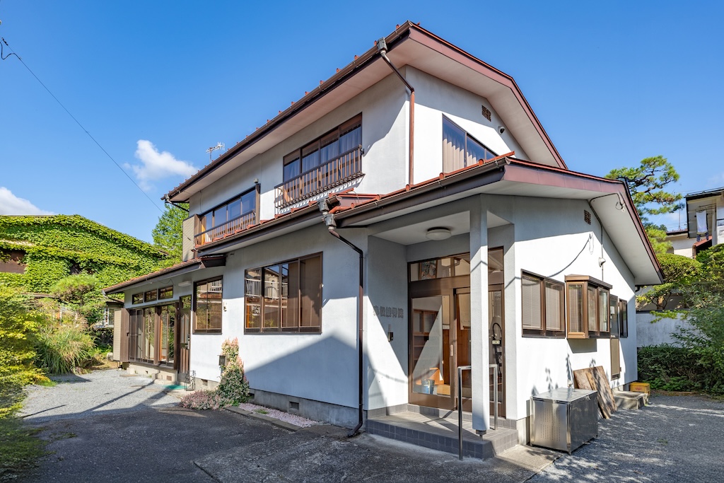 株式会社ダイムス(本社:東京都江東区、代表:榎木園 翼、以下ダイムス)は、栃木県日光市のの宿泊施設、「Kominka Hideaway Nikko」の運営を開始しました。
NikkoRを運営するダイムスでは宿泊サイトからの集客、予約管理、清掃まで施設運営に関わる全ての業務をサポートします。